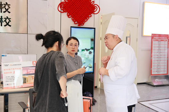 中国东方教育报名咨询现场