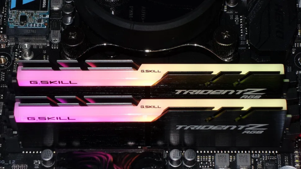 九鼎配资 DRAM 市场乱套了，DDR4 内存竟比 DDR5 还贵