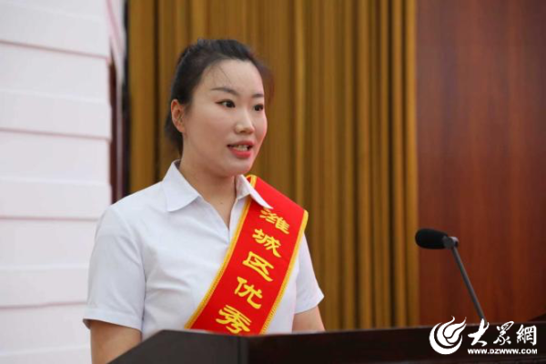 宏源证券 潍坊潍城青年路小学：以爱为舟载梦行，三尺讲台写初心