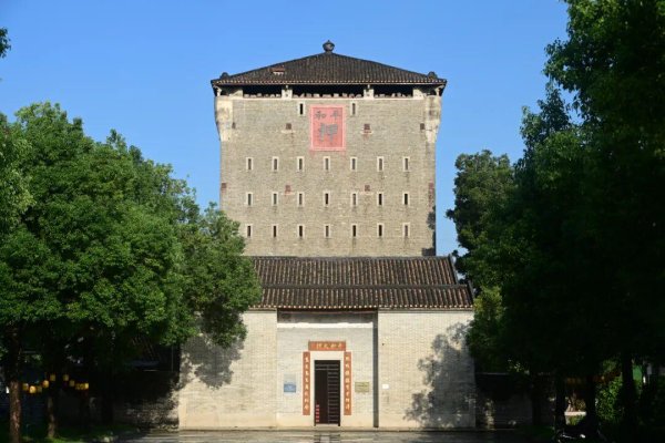 福牛财经 百年前广州最豪华当铺，18万块青砖建成，楼顶摆99块巨石！